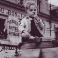 Robert Capa niño en la torreta de un&nbsp;tanque