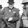 Churchill con una metralleta&nbsp;Thompson
