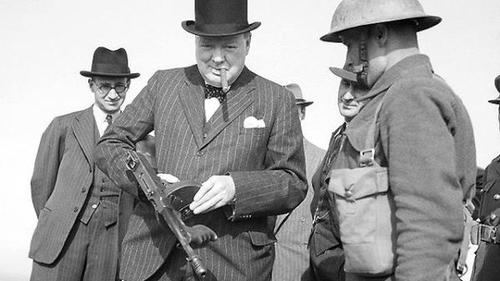 Churchill con una metralleta Thompson