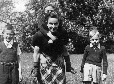 helene-berr-junto-a-tres-ninos