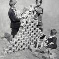 Niños jugando con paquetes de marcos alemanes durante la&nbsp;hiperinflacion