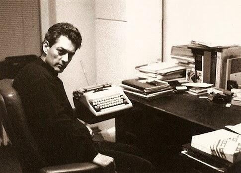 Paul Auster con su máquina de escribir