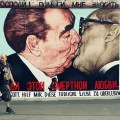 El beso de Breznev y Honecker en el Muro de&nbsp;Berlín