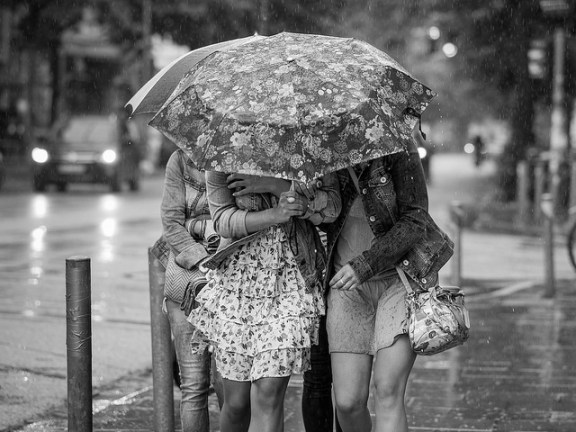 Chicas bajo la lluvia