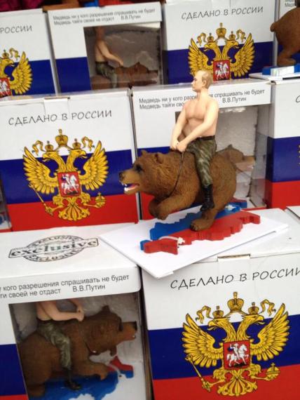 Maqueta de Putin montando el oso ruso