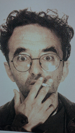 Roberto Bolaño fumando sorprendido
