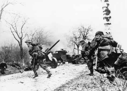 Soldados alemanes avanzando Batalla Ardenas