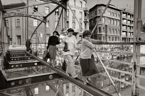 Gervasio Sanchez mujeres cruzando puente Sarajevo
