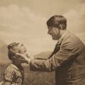 Hitler acaricia las mejillas de una&nbsp;niña