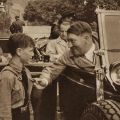 Hitler con un niño de las juventudes&nbsp;hitlerianas