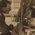 Hitler conversando con una&nbsp;niña