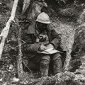 Soldado frances escribiendo una carta en&nbsp;Verdun
