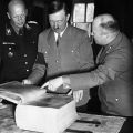 Adolf Hitler revisa una edición especial de ‘Mein&nbsp;Kampf’