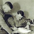 Hitler escribiendo