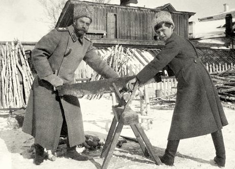 el-zar-nicolas-ii-cortando-lena-con-su-hijo-alexei-durante-su-encierro-en-tobolsk-en-el-invierno-de-1917