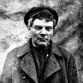 Lenin afeitado y con&nbsp;peluca