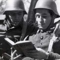 Soldados leyendo Guerra&nbsp;Civil
