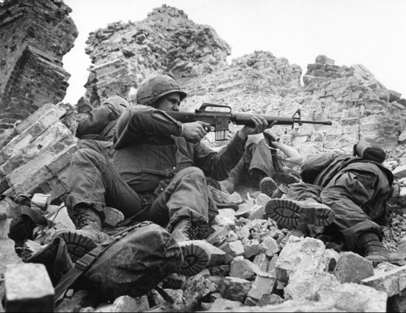 Marine disparando en las ruinas de Hué James Olson